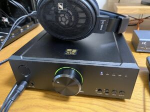 FIIO K9 AKMの写真。RGBライトが点灯している。ヘッドホンはSennheiser HD660S