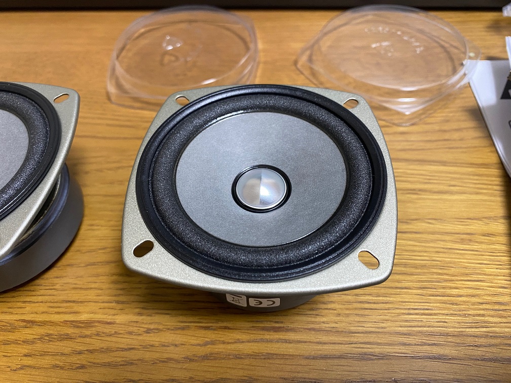 FOSTEX FF85WK 8CMフルレンジスピーカーユニットを箱から取り出した写真