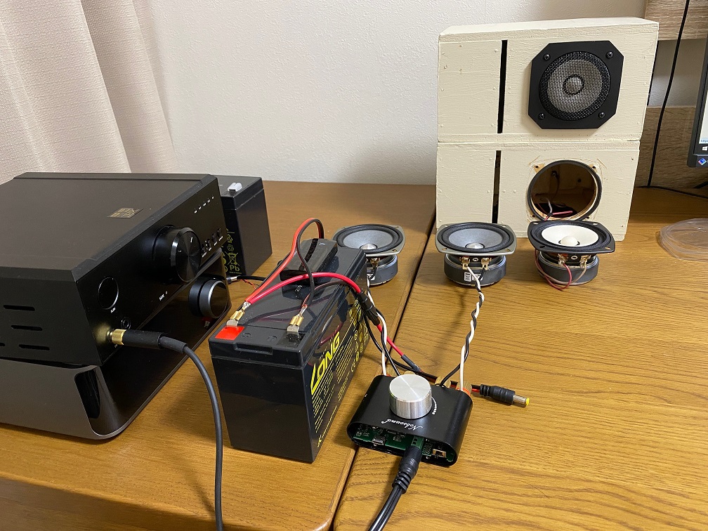 FOSTEX FF85WK 8CMフルレンジスピーカーユニットをデジタルアンプに接続して鳴らしている写真
