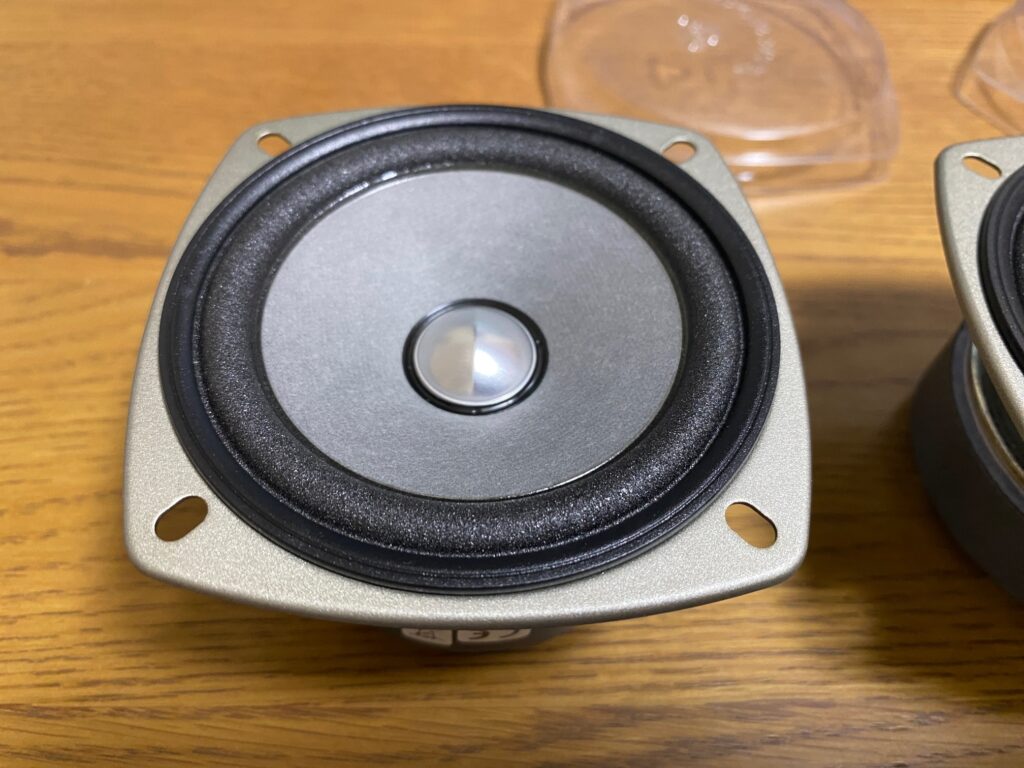 FOSTEX FF85WK 8CMフルレンジスピーカーユニットを箱から取り出した写真