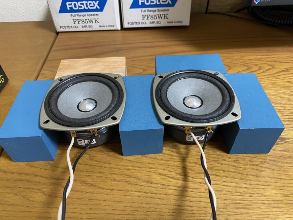 FOSTEX FF85WK 8CMフルレンジスピーカーユニットを机に置いて鳴らしている写真