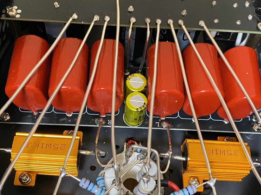 真空管ヘッドホンアンプXDUOO TA-66のデカップリングコンデンサの写真