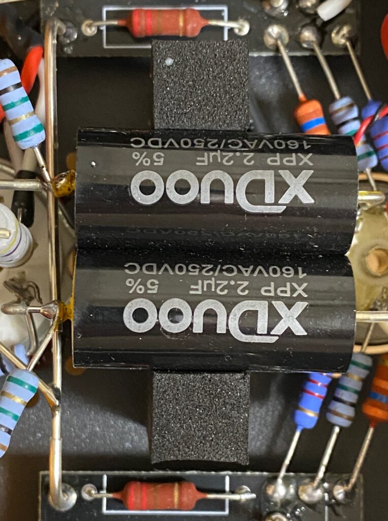 真空管ヘッドホンアンプXDUOO TA-66内部の入力カップリングコンデンサの写真
