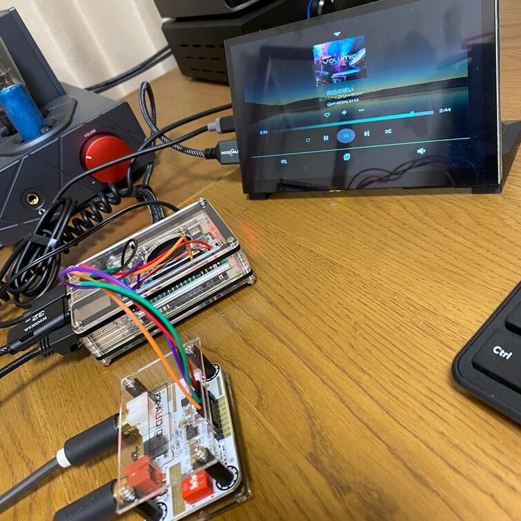 ラズパイ基板とI2S入力DACと組み合わせてSpotifyを聴いている写真