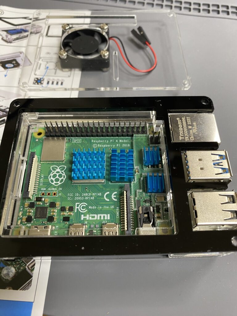 ガジェットっぽいアクリルパネルのケースのヒートシンクの写真