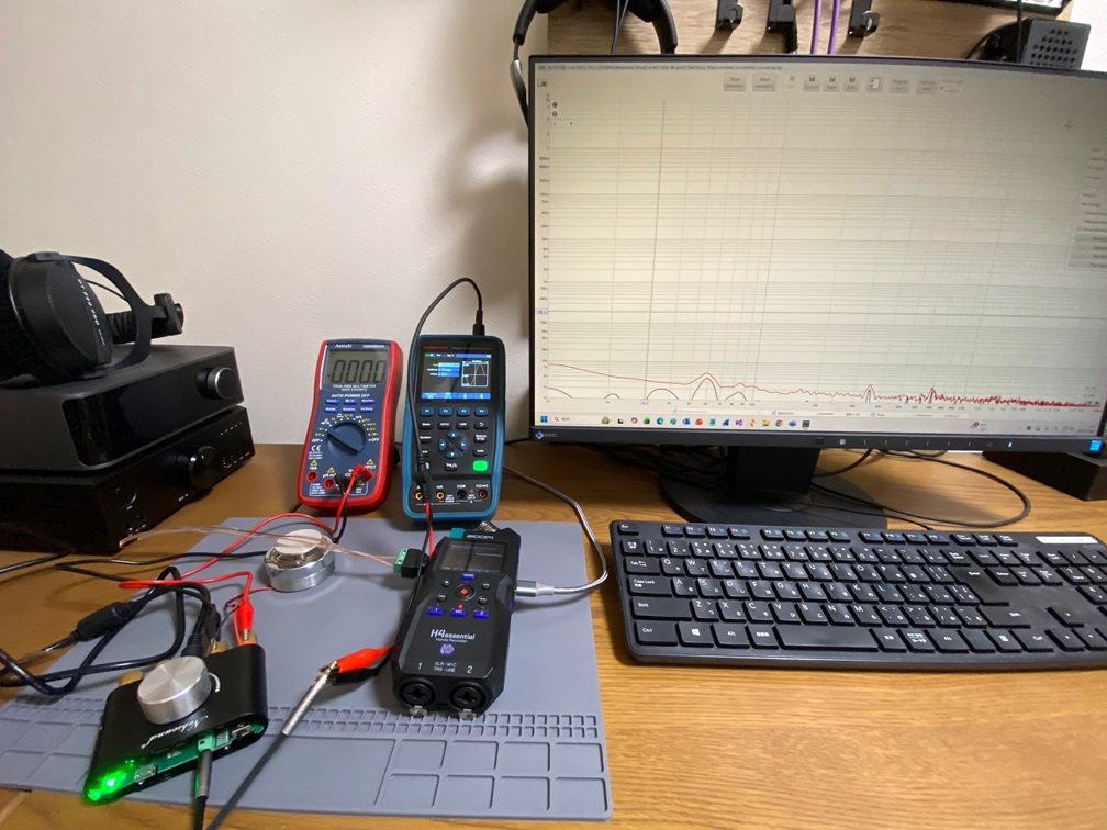 オーディオケーブルを振動を与えている実験の様子