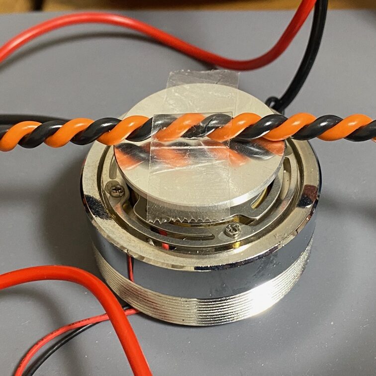 撚線ケーブルに振動スピーカーを接触させたり離したりする様子の動画