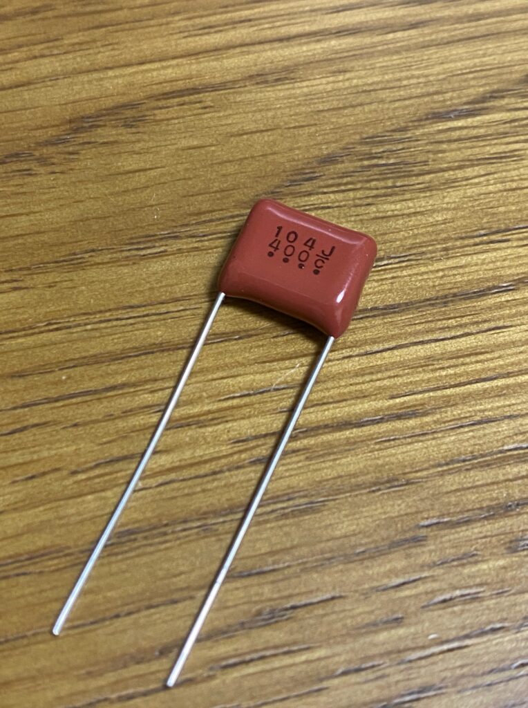 カップリング回路によく使われるフィルムコンデンサの写真