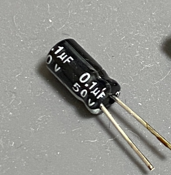 電源回路によく使われる電解コンデンサの写真