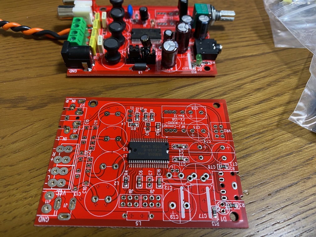 ２台のデジタルアンプの基板。上は戦死したアンプ