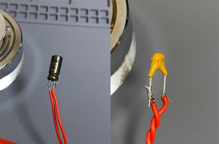 入力カップリングコンデンサの写真。左がオーディオ用電解コンデンサ、右が汎用セラミックコンデンサ