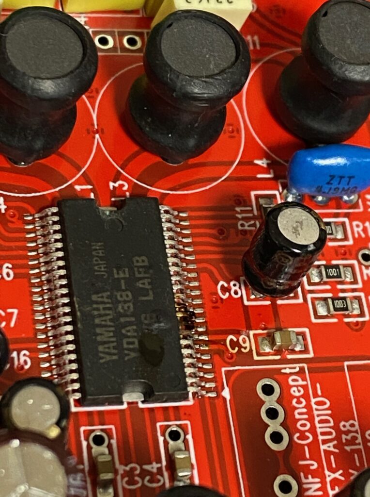 デジタルアンプの足が焦げている様子の写真