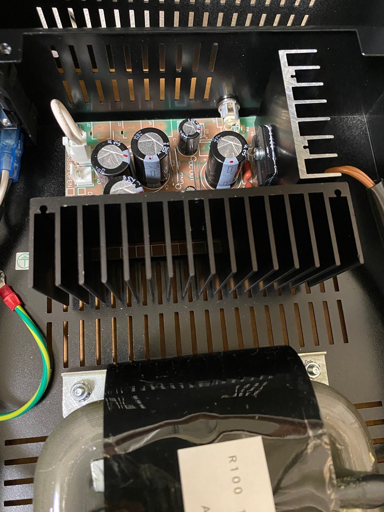 下の方に見えるリング状の大型部品がRコアトランスです。一番お金がかかっていそうですね。