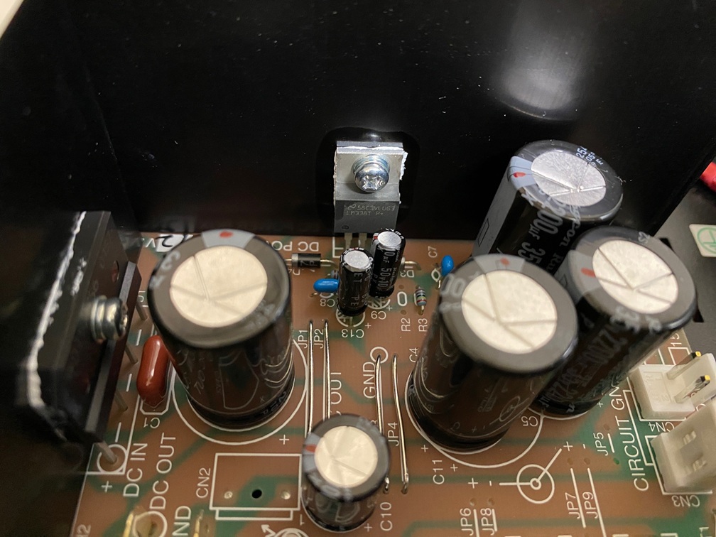 購入したTOP WING DC POWER12Vの蓋を開けて撮影した写真です