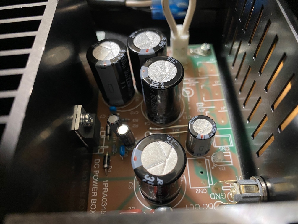 ブリッジ整流後は3000uF程度、レギュレーターIC後は2000~3000uFを3パラの電解コンデンサを使用しているように見えます。国内メーカーのルビコン製105℃品のようです