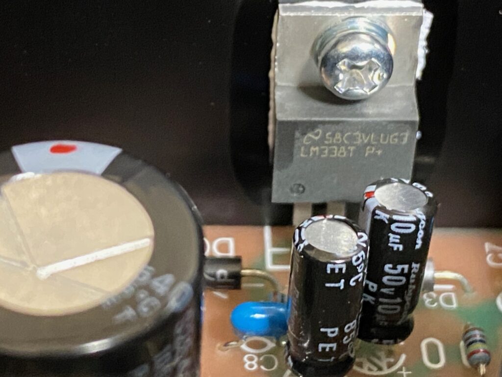 LM338Tという印字が見えます。定格5Aのリニア電源用IC(三端子レギュレーター)のようです