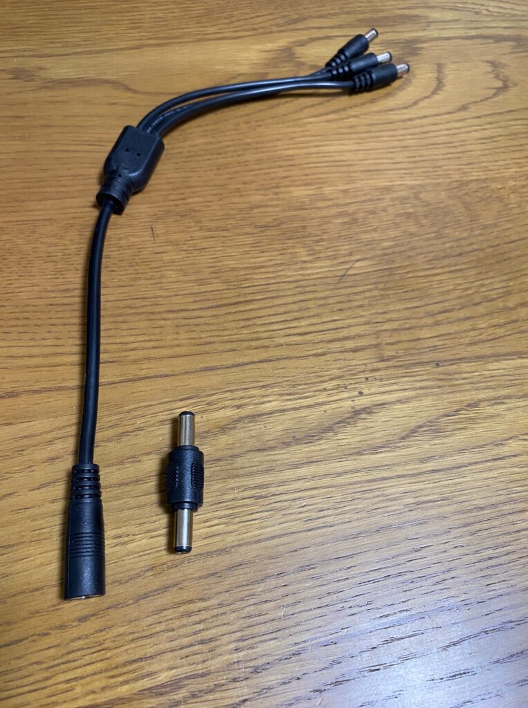 付属品としてDCケーブルが1本ついていますが、単一接続しか出来ないので写真のような3本分岐のDCケーブルを試してみます。