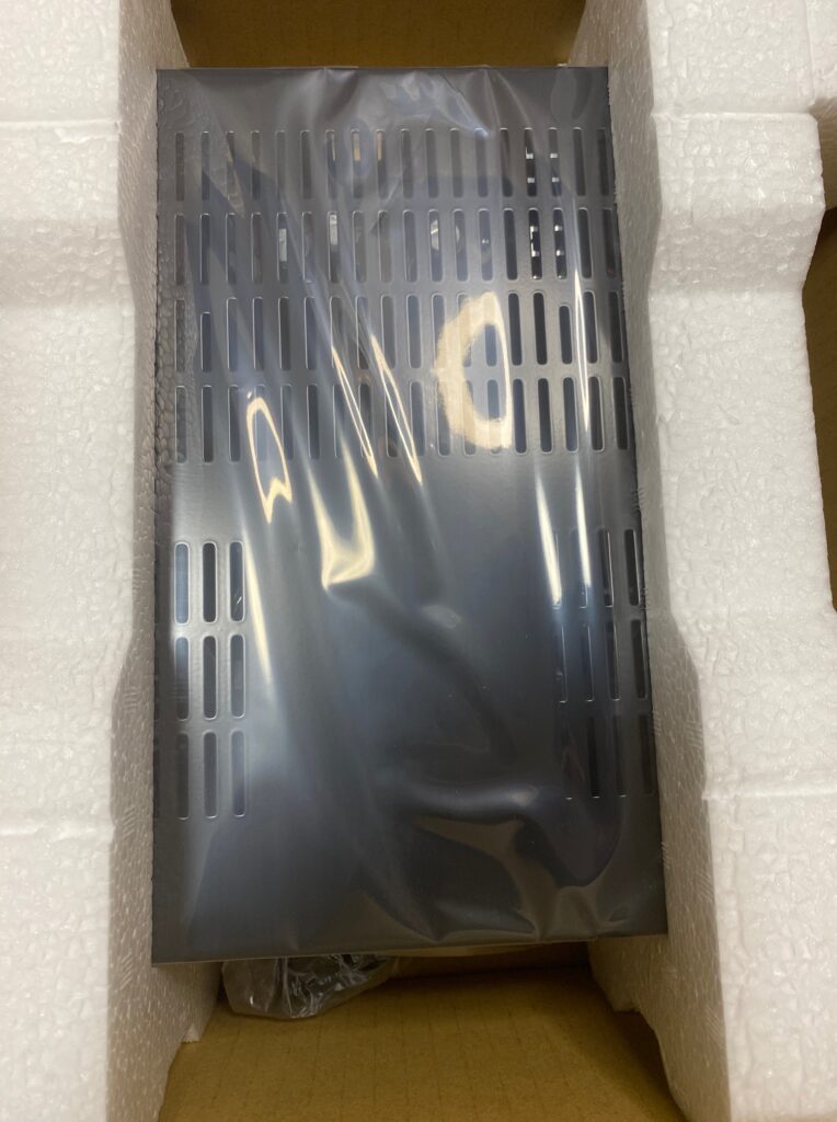 梱包の様子です。重量級のオーディオと同じようなクッションです。