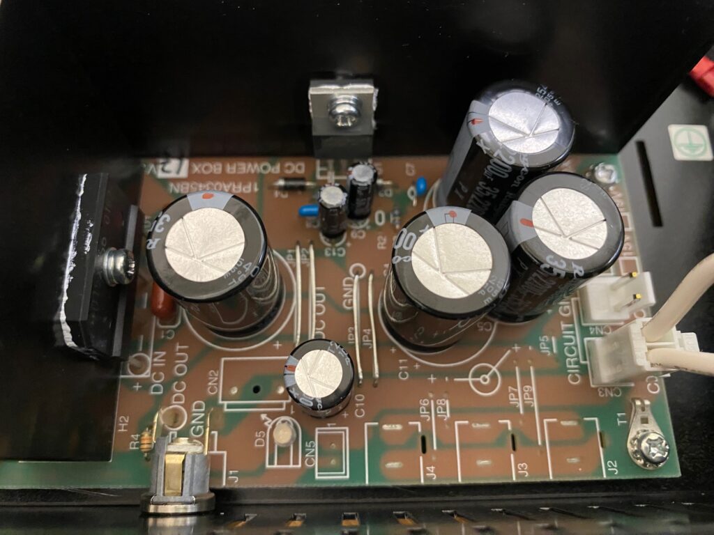 J2~J4といった拡張用のDC出力端子が入る設計になっているようです