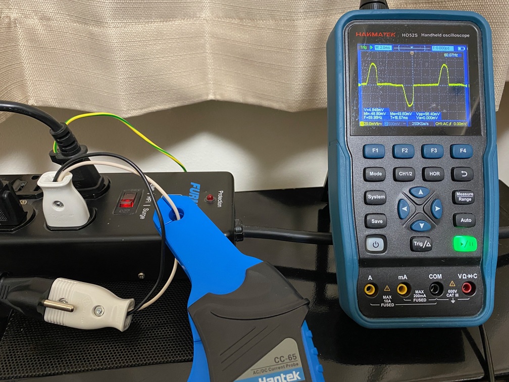 リニア電源をカレントプローブで電流波形を測定した写真。上下のかまぼこ型の電流が流れているが、高周波ノイズは小さい。