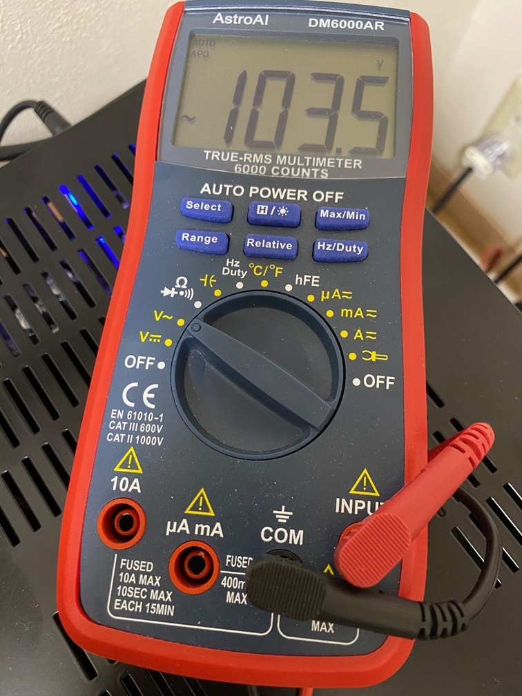 AstroAI DM6000AR AC/DC 抵抗、電流測定機能など一通り網羅した人気モデル。安価だが、歪んだ正弦波でも測定できる真の実効値計測機能も備えている。