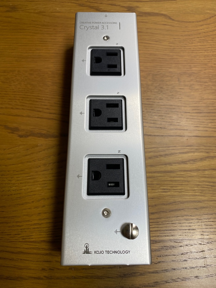 オーディオ用電源タップの写真。KOJO CRYSTAL3.1