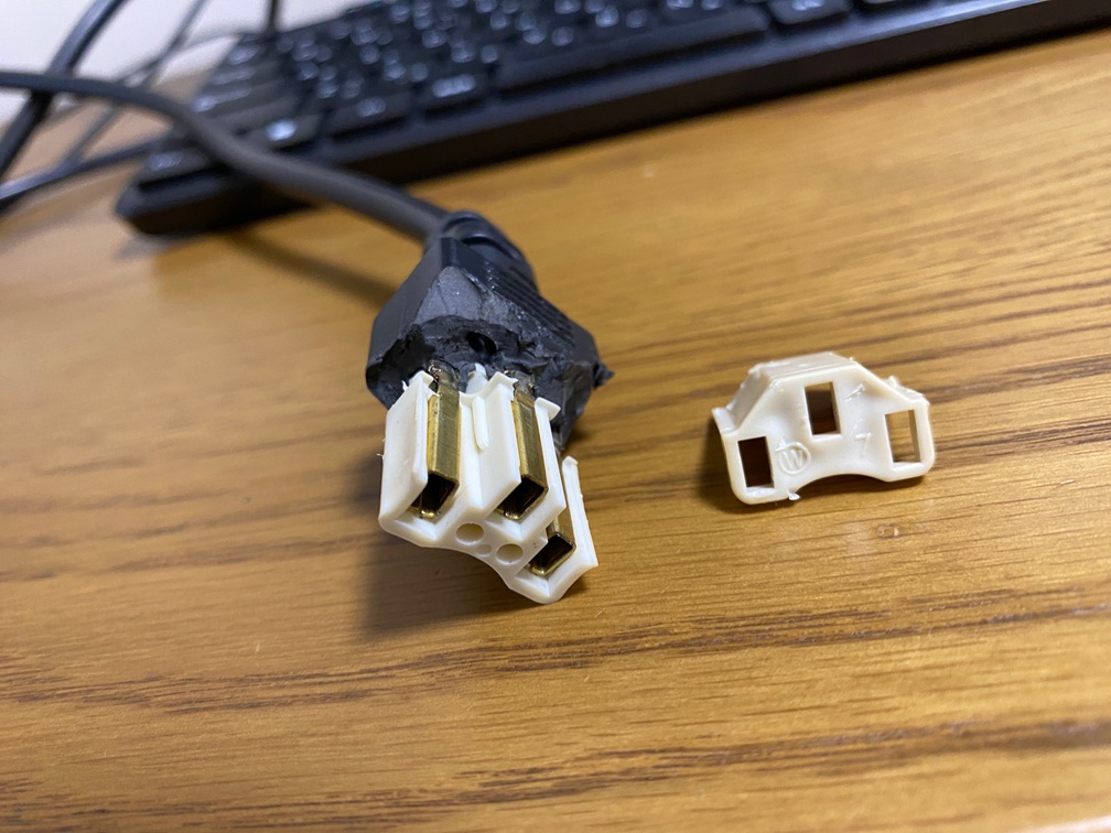 勘合の緩んだ電源ケーブルを分解した写真