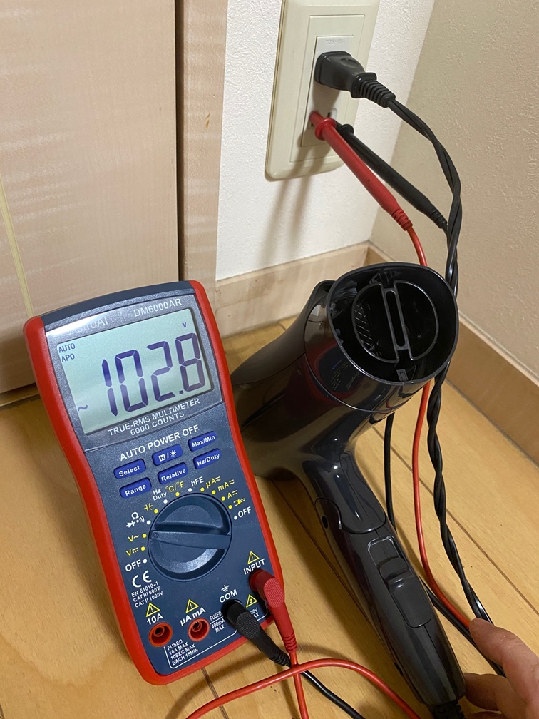 AstroAI DM6000AR AC/DC 抵抗、電流測定機能など一通り網羅した人気モデル。安価だが、歪んだ正弦波でも測定できる真の実効値計測機能も備えている。