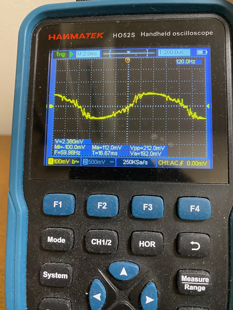 PC電源の電流波形をカレントプローブで測定した写真。歪んだ正弦波で高周波ノイズが乗っている。