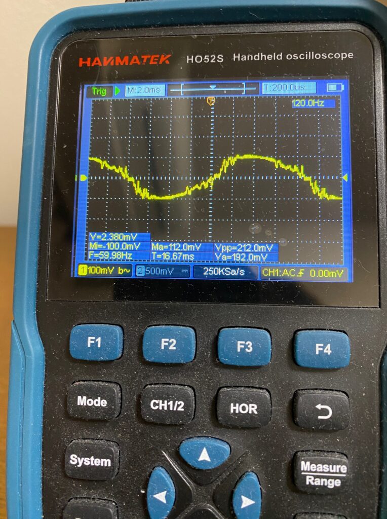 PC電源に流れる電流波形をオシロで観測した写真