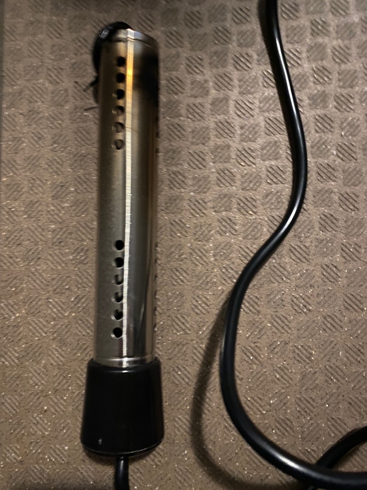 1500Wヒーターの先端が溶けて蓋が外れました。プロテクションがかかると勝手に思っていましたが危なかったです。