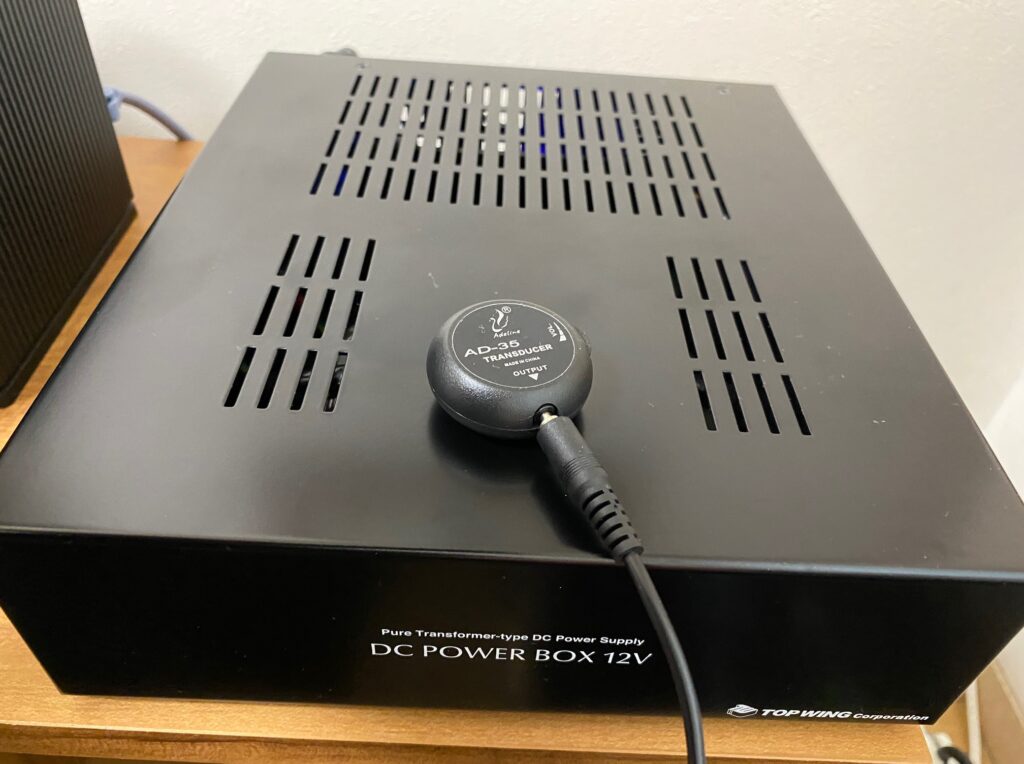 天板に置いてある黒くて丸いのがギターなどの音（振動）を拾うピエゾピックアップです。