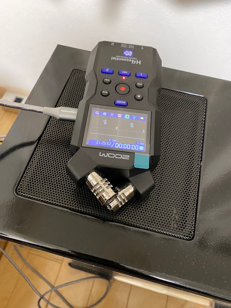 ZOOM H4 ESSENNTIALオーディオインターフェイスです。外部マイクがあるのでPC筐体に接触させて振動音を拾います。
