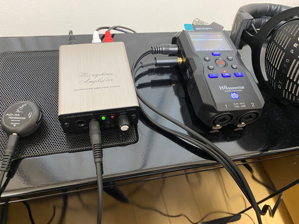 PC筐体の天板にピエゾピックアップとマイクアンプを設置し振動を観測している写真