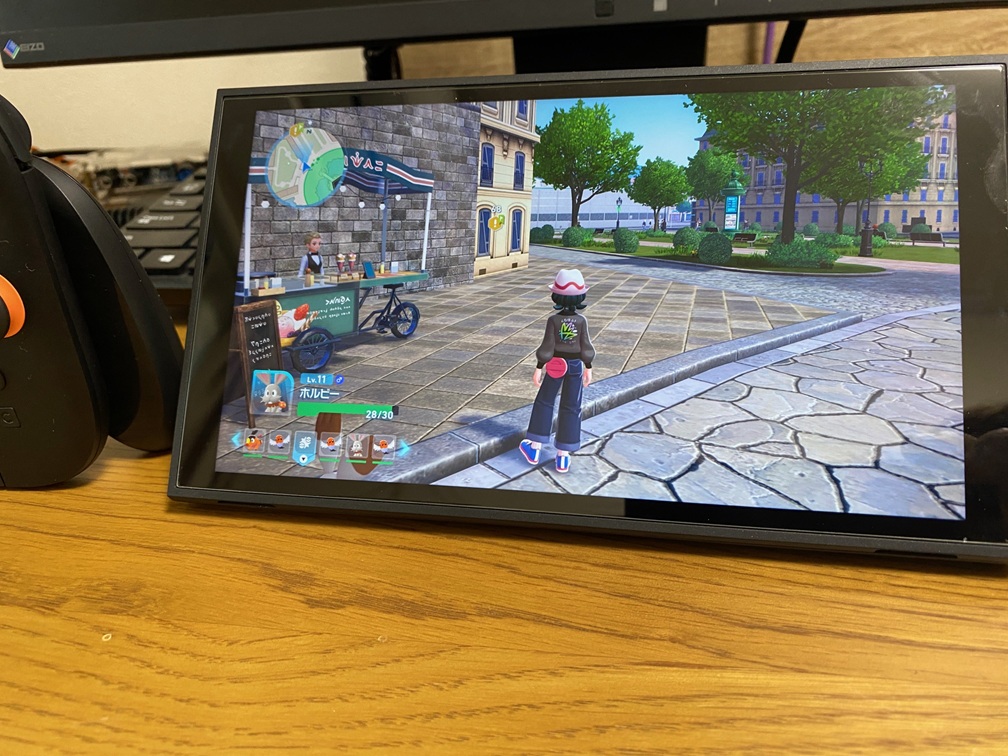 Switch2 ポケモン最新作ZAのプレイ画面です。画面は広くて綺麗です。3Dの広大な世界が広がってわくわくしますね。