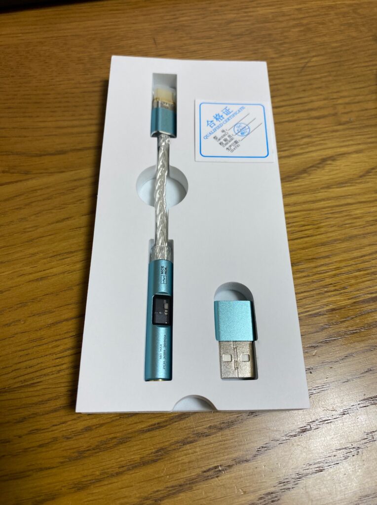 クリアな窓から中のチップセットがちらっと見えます。ケーブルもNICEHCKらしく綺麗な撚線です。