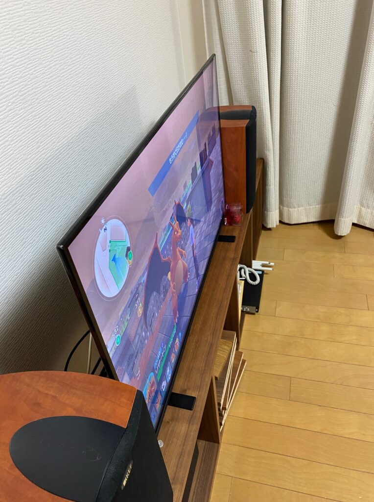 リビングのテレビに写してプレイしてみます。棚は無印のラックです。