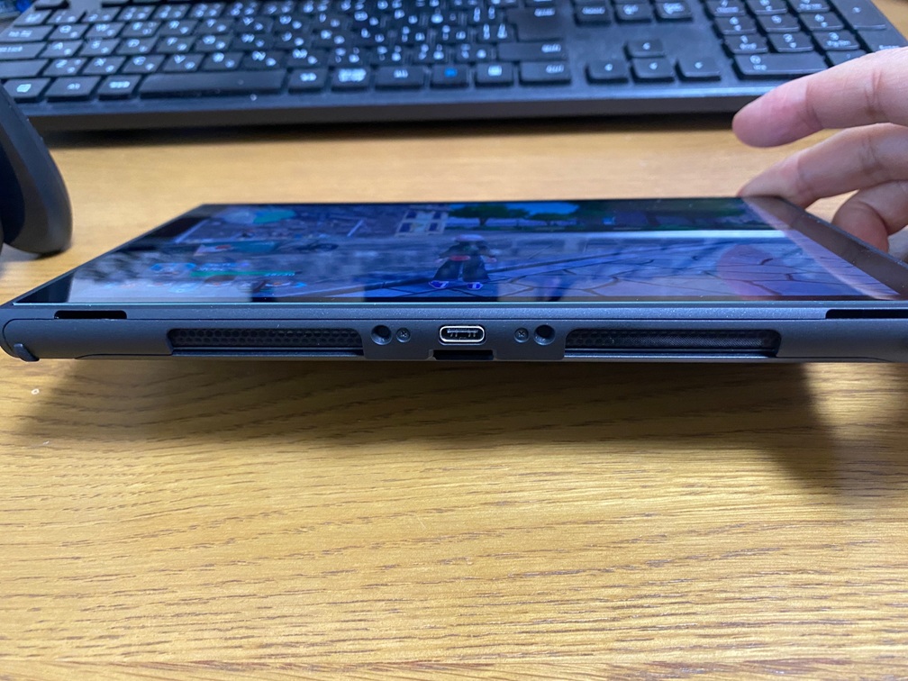 画面の下部にステレオスピーカーが配置されていて底面から音が出るようです。なかなか綺麗な音。