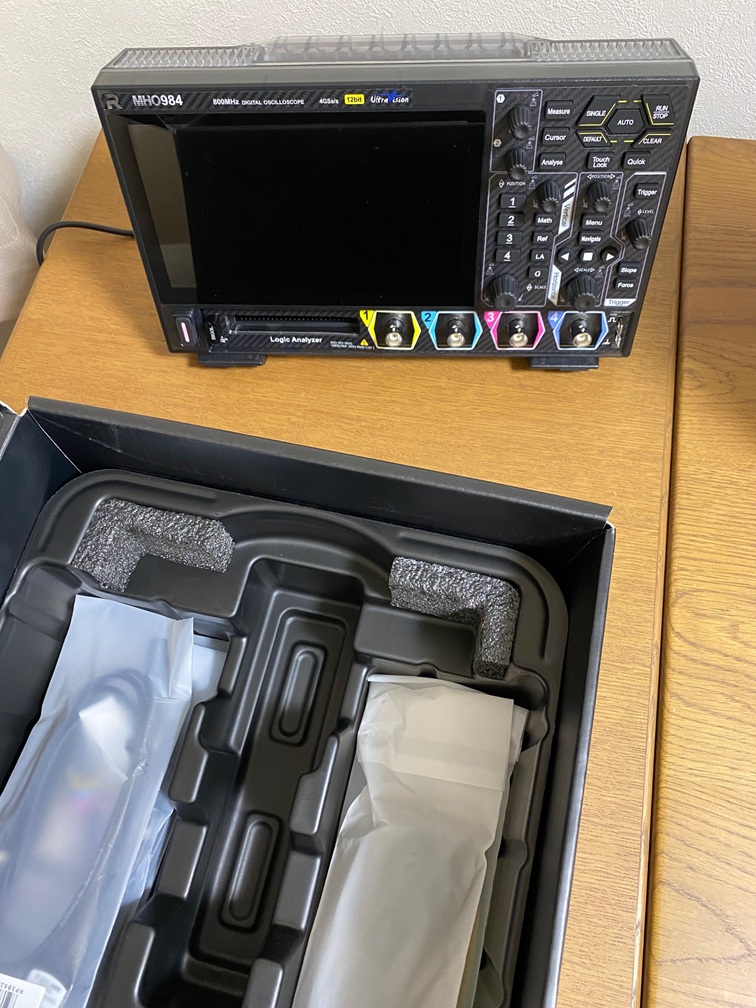 MHO984をデスクに置いた感じ。