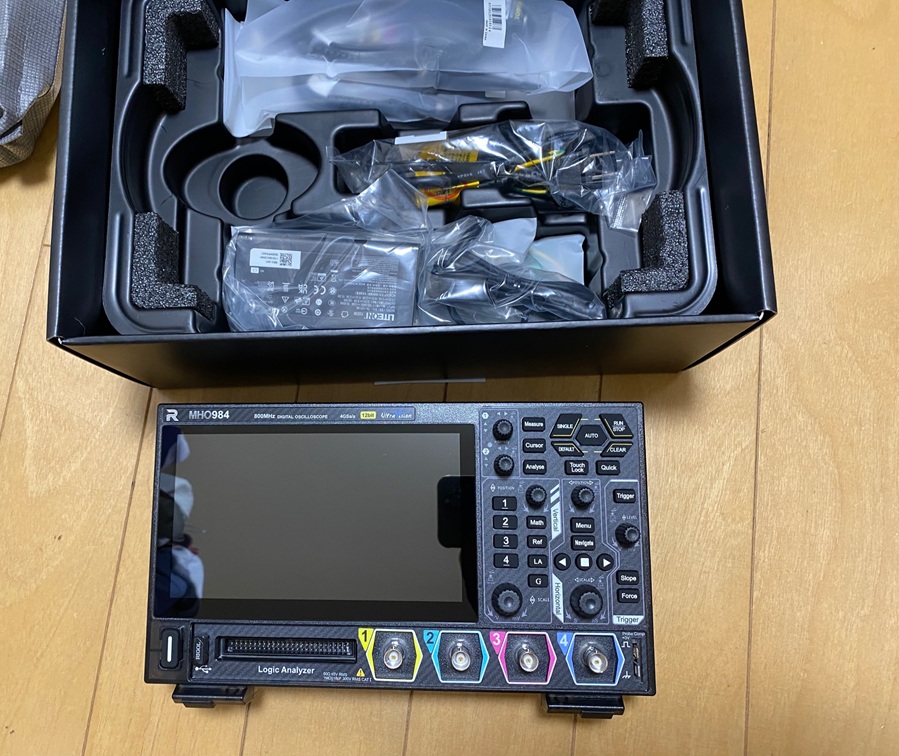 開梱したようす。付属品はACアダプター、プローブ4本
