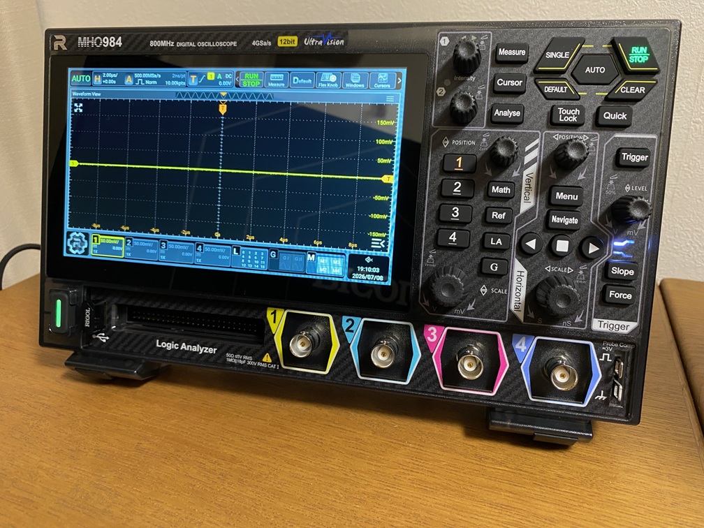 12-bit高解像度・コンパクト機 「RIGOL MHO984」デジタルオシロスコープ(800MHz帯域・4ch・4GSa/s)の外観写真。