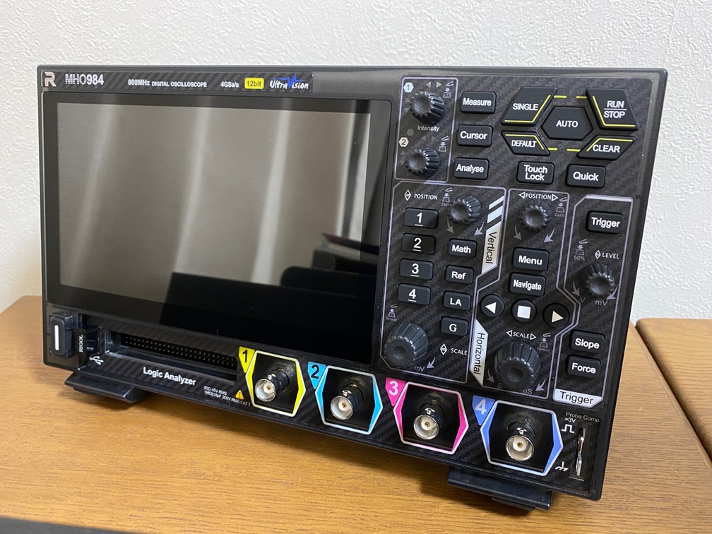 12-bit高解像度・コンパクト機 「RIGOL MHO984」デジタルオシロスコープ(800MHz帯域・4ch・4GSa/s)の外観写真。