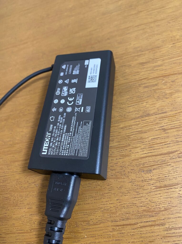 同梱されているACアダプター。大きさ的には11センチ程度、20V/5A-100Wクラスのようです。